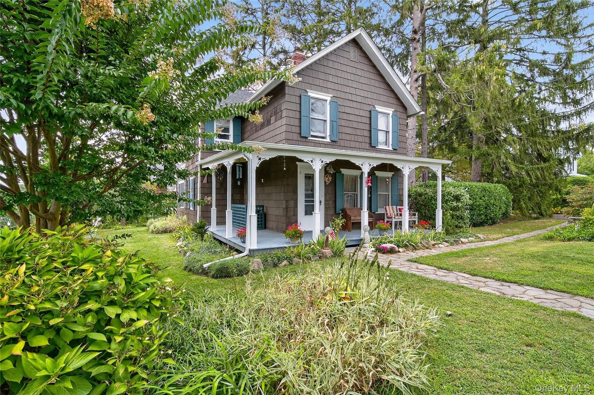 Exterior, Facade, Queen Anne Victorian
