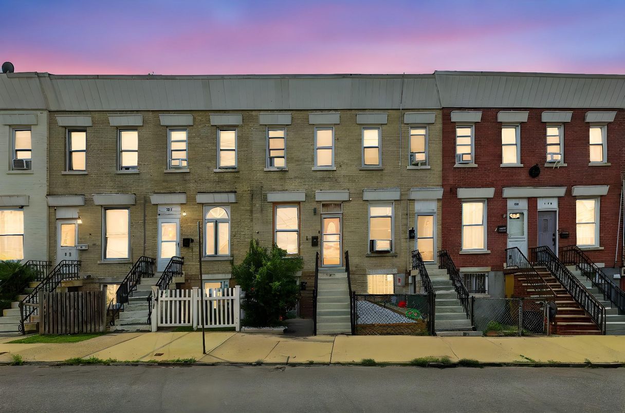 Exterior, Facade, Rowhouse