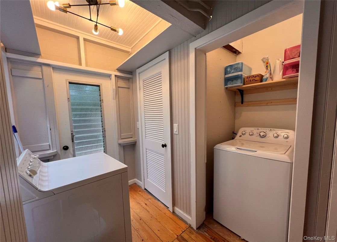 Interior, Utility Closets, Washer, Wood Texture Flooring