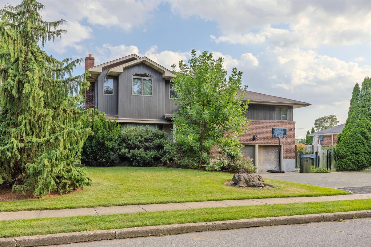 Attached, Exterior, Facade, Brick Facade, Split Level