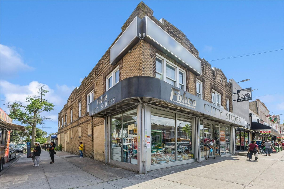 Exterior, Facade, Brick Facade, Chicago School