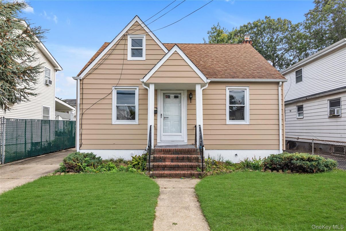 Exterior, Facade, Cape Cod