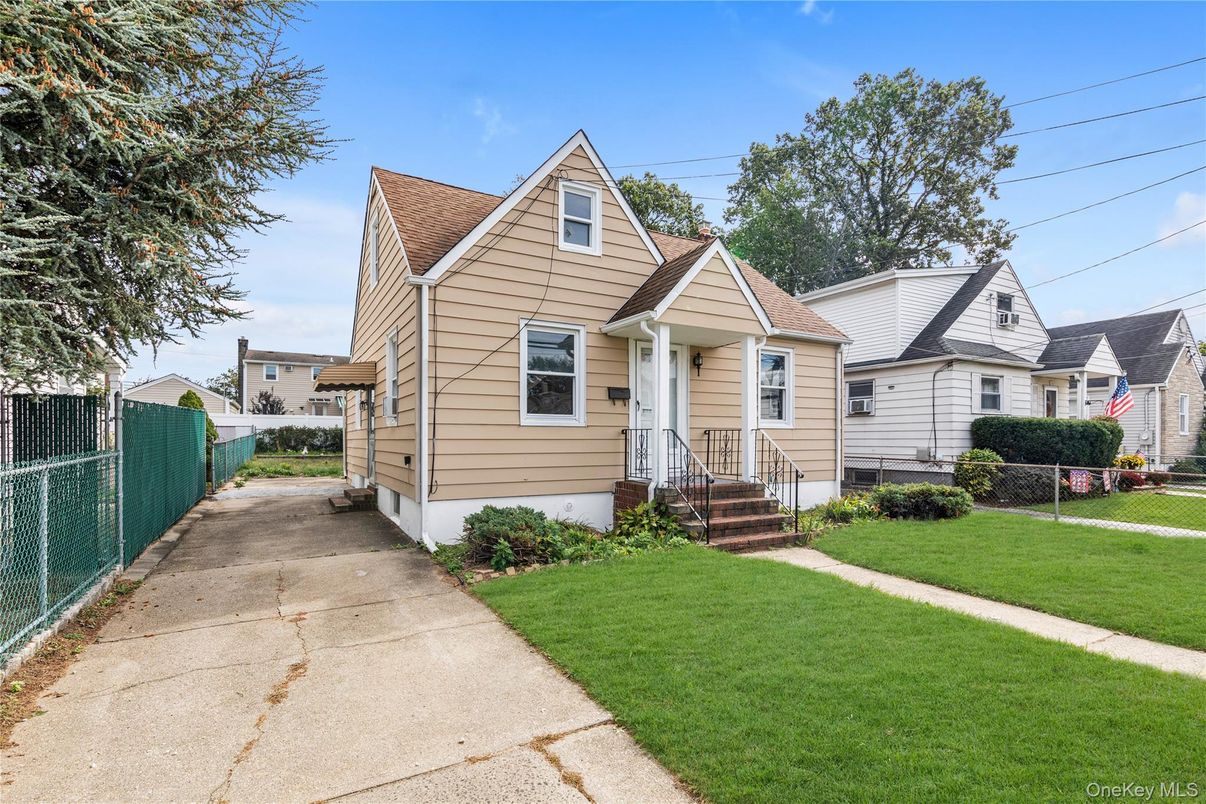 Exterior, Facade, Cape Cod