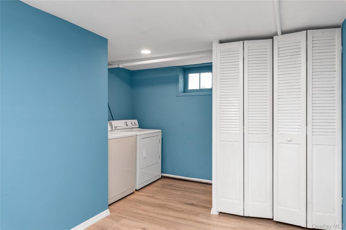 Interior, Recessed Lighting, Washer, Wood Texture Flooring