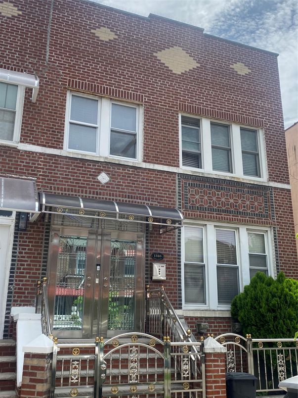 Exterior, Facade, Brick Facade, Rowhouse