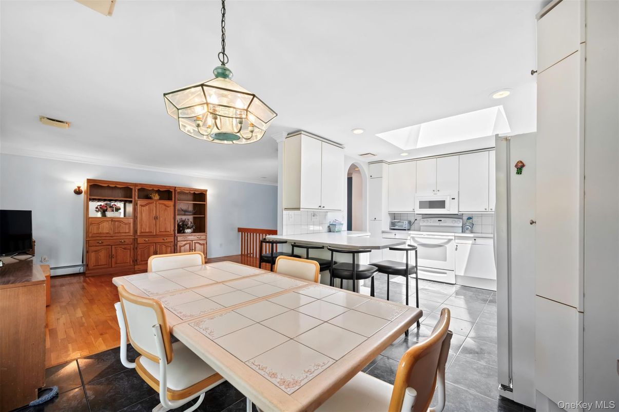 Dining room, Interior, Kitchen, Pendant Lights, Recessed Lighting, Wood Texture Flooring