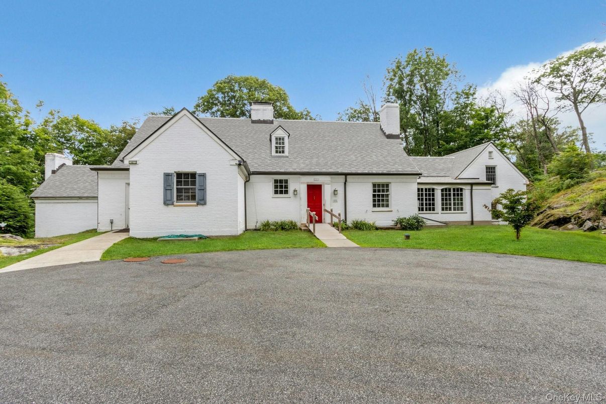 Attached, Exterior, Facade, Cape Cod