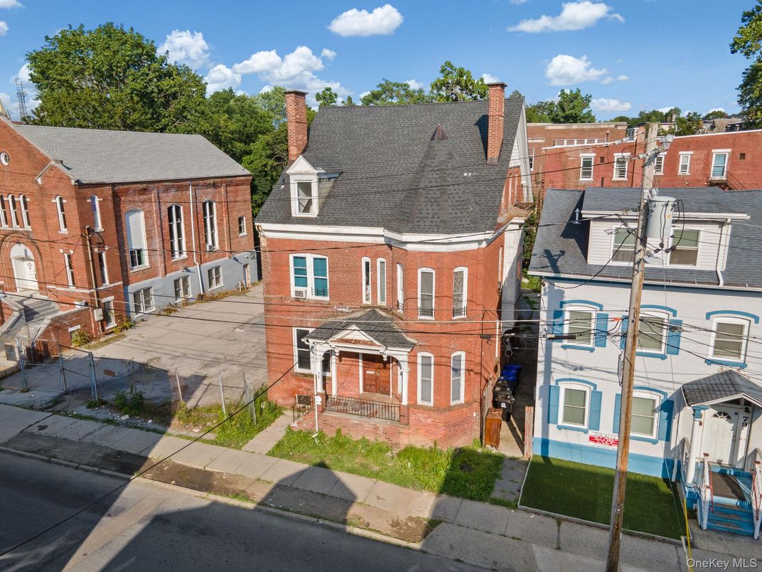 Exterior, Facade, Brick Facade, Rowhouse