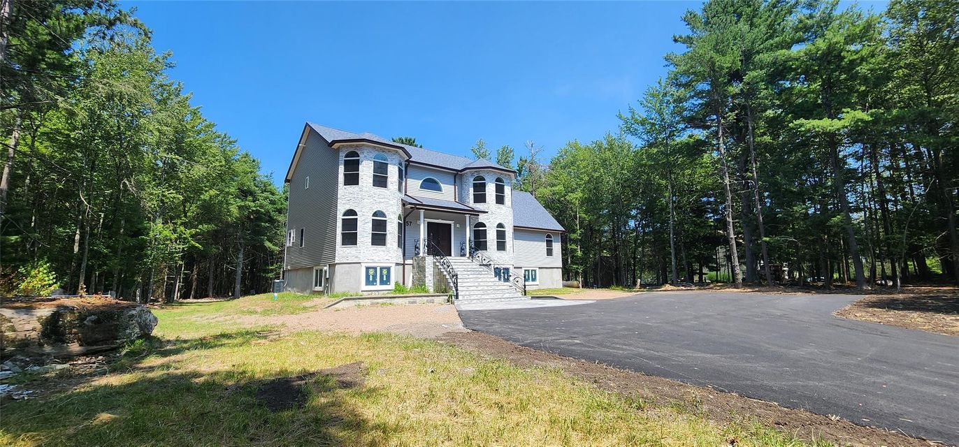 Backyard, Exterior, Facade, Queen Anne Victorian