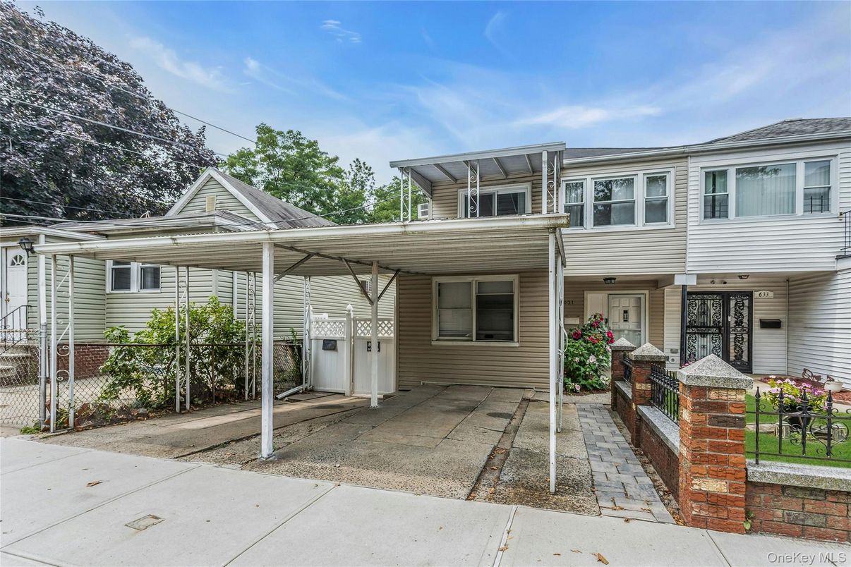 Exterior, Facade, Rowhouse