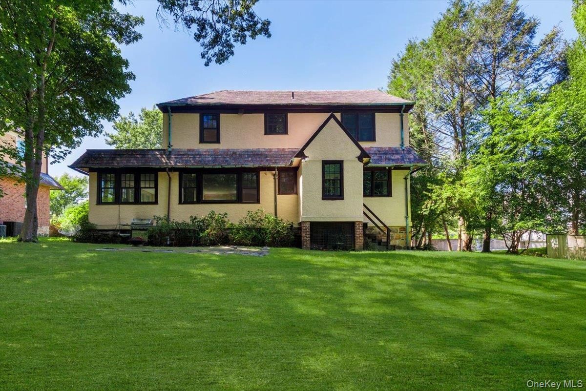 Backyard, Exterior, Facade, Split Level