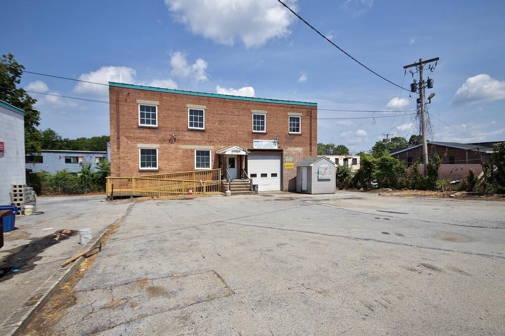 Attached, Backyard, Exterior, Facade, Brick Facade, Georgian