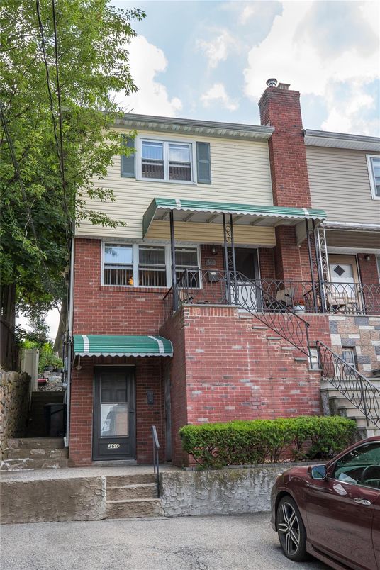 Exterior, Facade, Brick Facade, Rowhouse