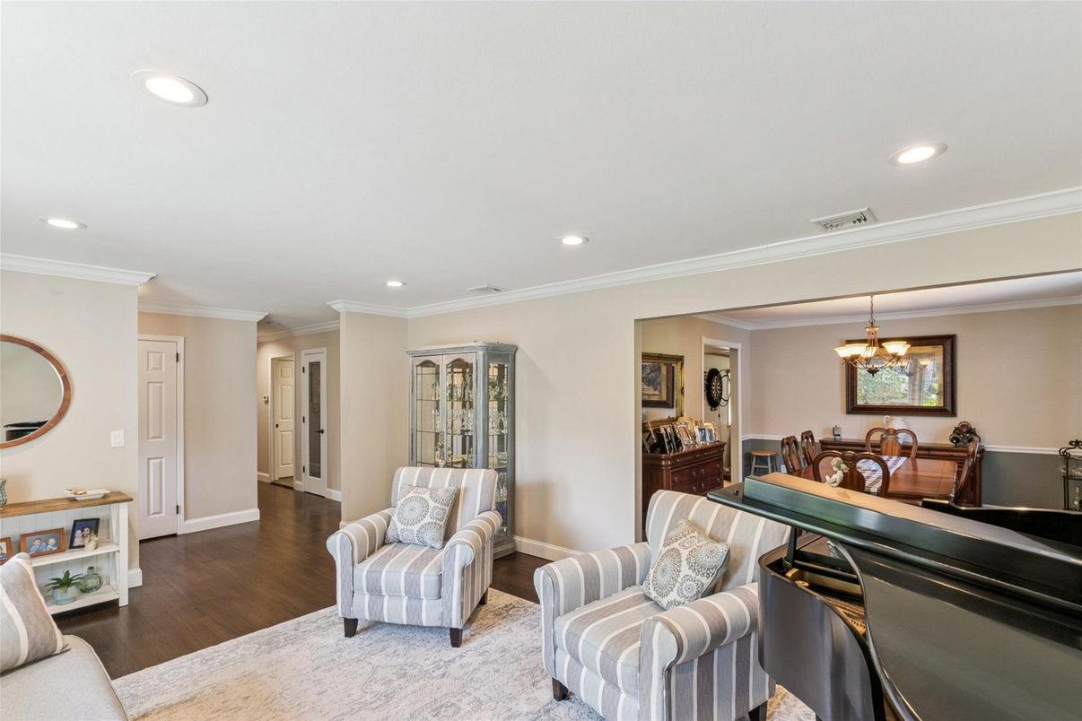 Chandelier, Dining room, Interior, Living room, Recessed Lighting, Wood Texture Flooring