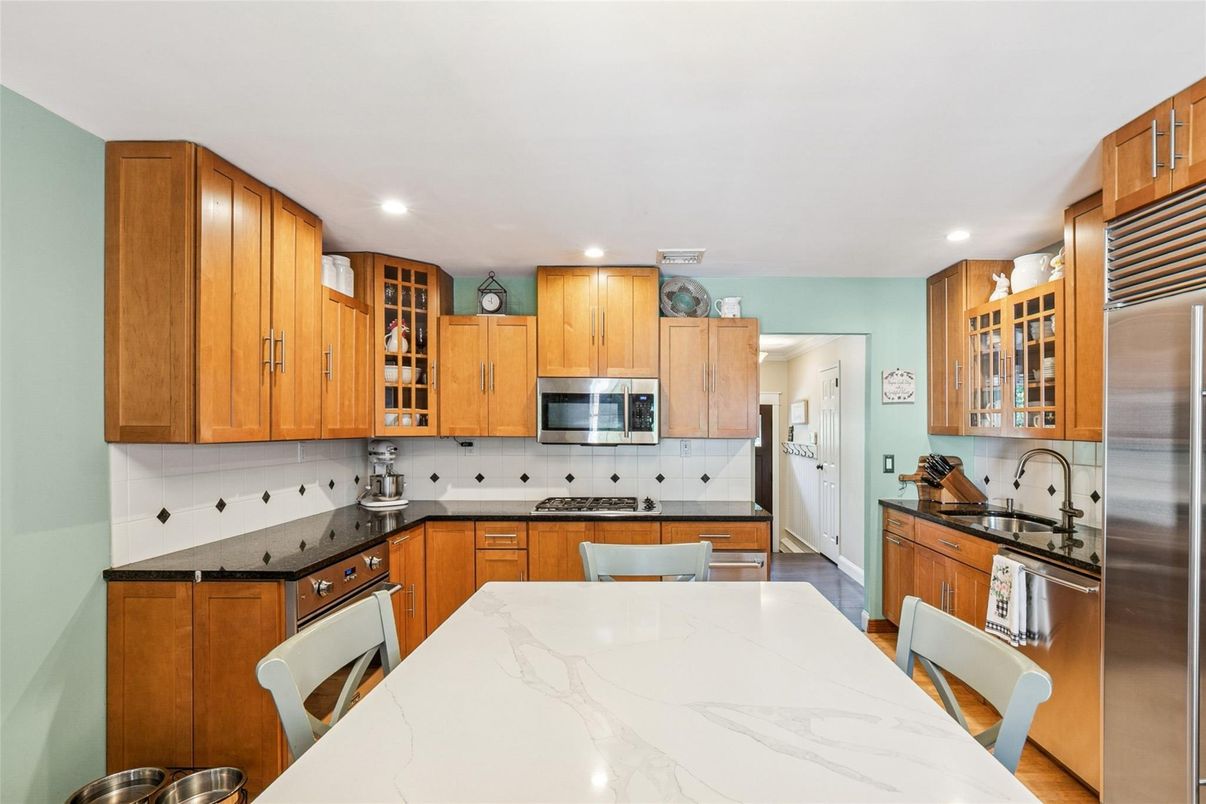 Dining room, Interior, Kitchen, Recessed Lighting, Stainless Steel Appliances