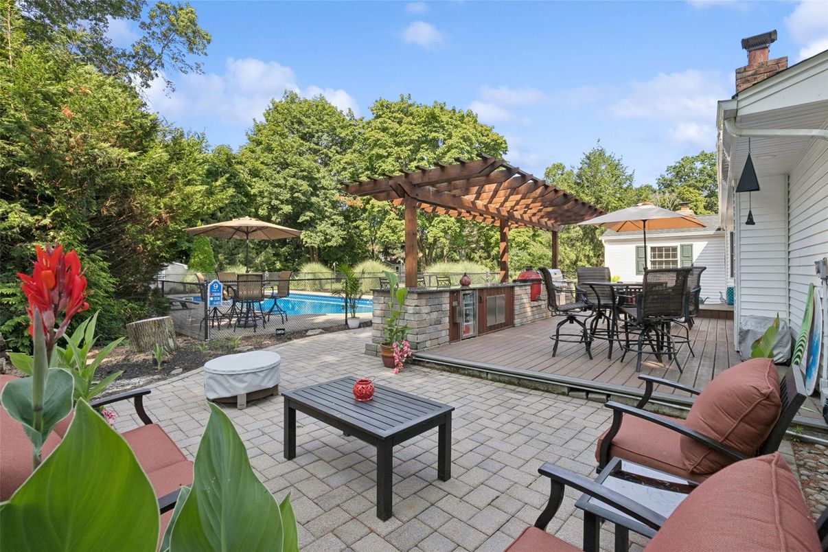 Exterior, Outdoor Kitchen, Pool