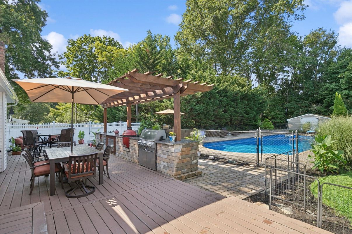 Exterior, Outdoor Kitchen, Pool