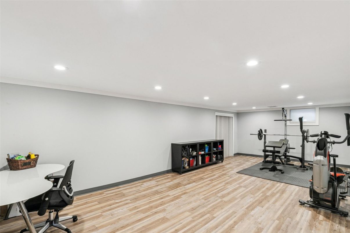 Fitness Equipment, Interior, Recessed Lighting, Wood Texture Flooring