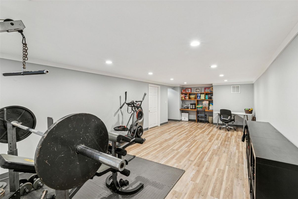 Fitness Equipment, Interior, Recessed Lighting, Wood Texture Flooring