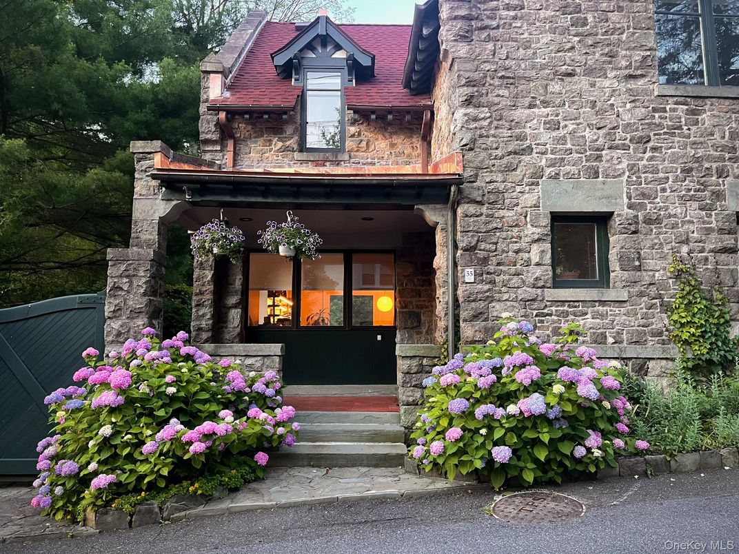 Exterior, Facade, Modern