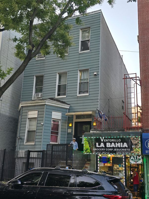 Exterior, Facade, Rowhouse