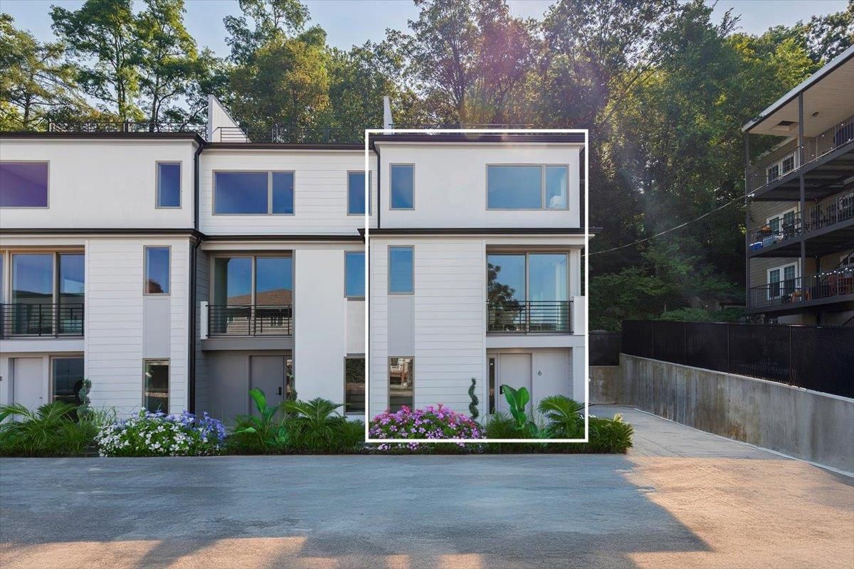 Exterior, Facade, Modern