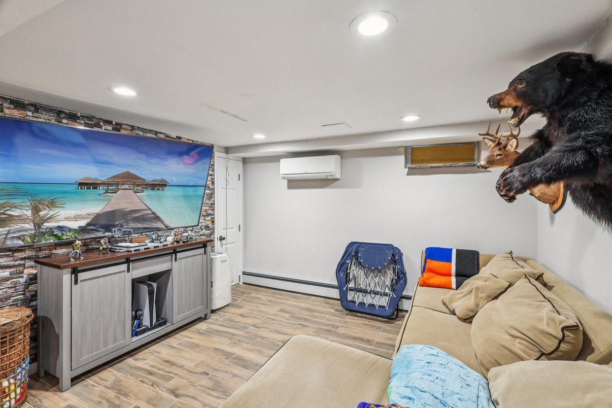 Interior, Living room, Recessed Lighting, Water, Wood Texture Flooring