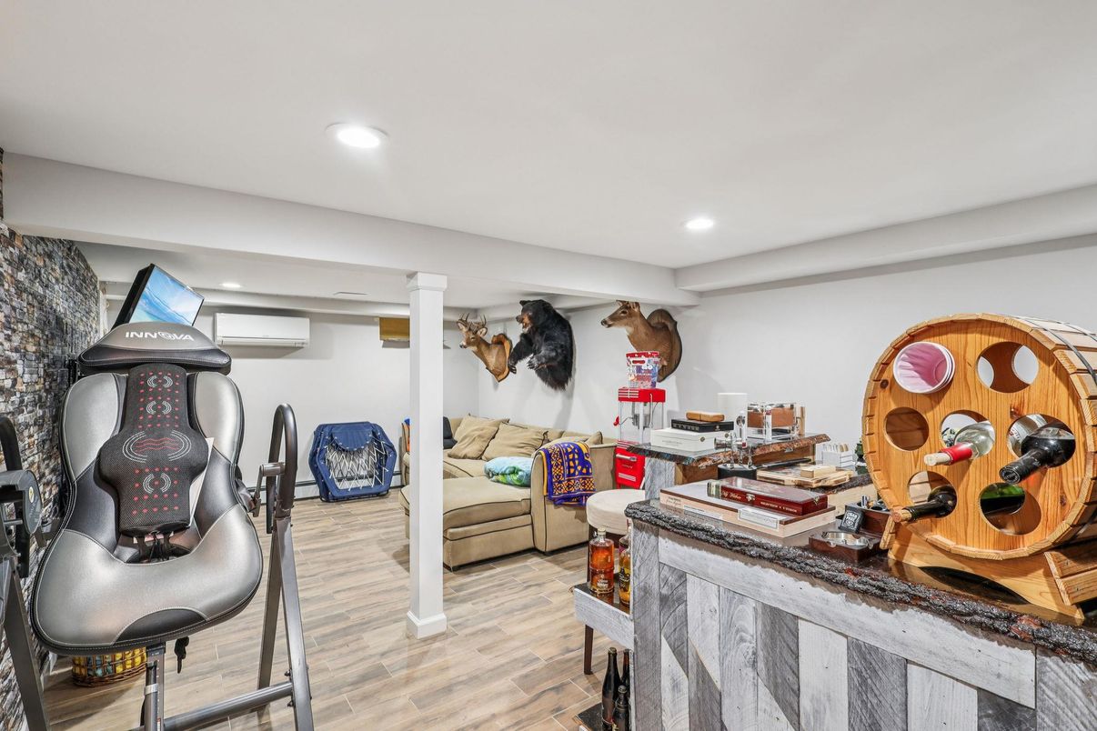 Fitness Equipment, Interior, Living room, Recessed Lighting, Wood Texture Flooring