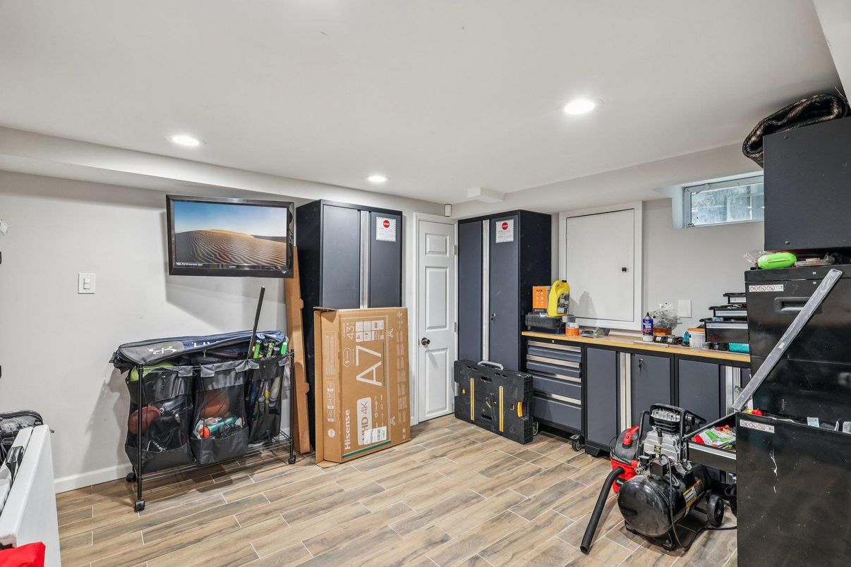 Interior, Recessed Lighting, Wood Texture Flooring