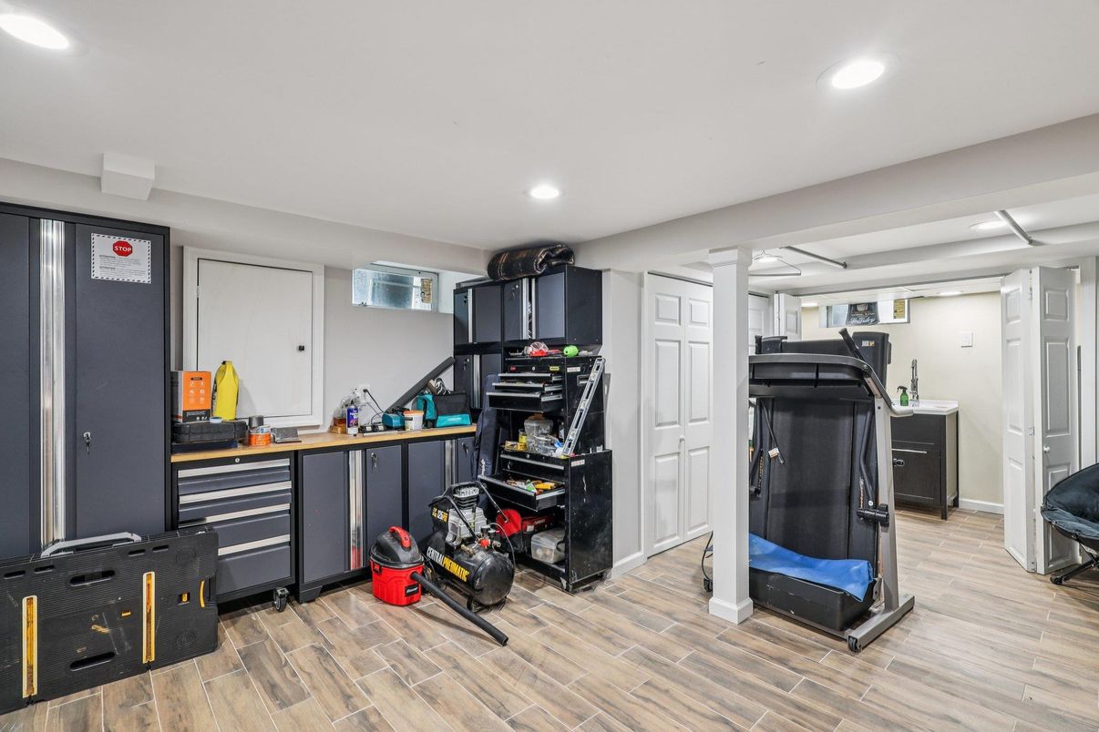 Interior, Recessed Lighting, Wood Texture Flooring