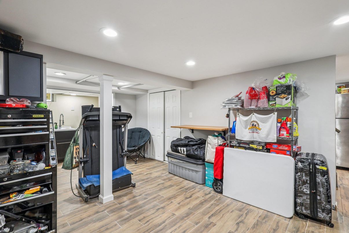 Interior, Recessed Lighting, Wood Texture Flooring
