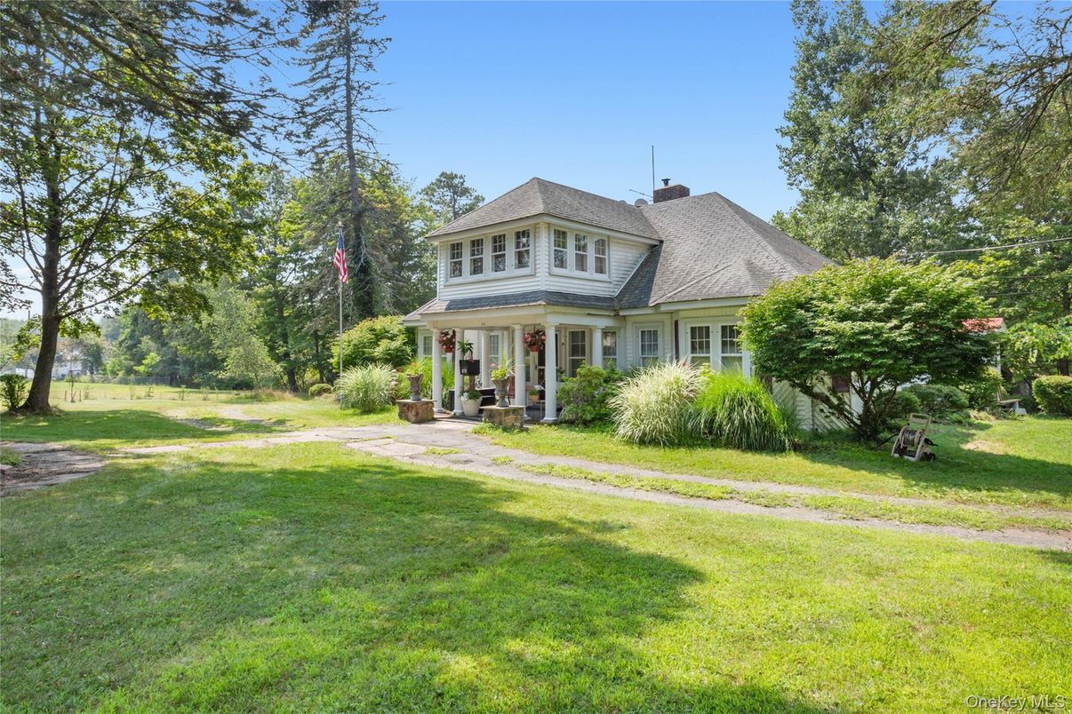 Backyard, Exterior, Facade, Queen Anne Victorian
