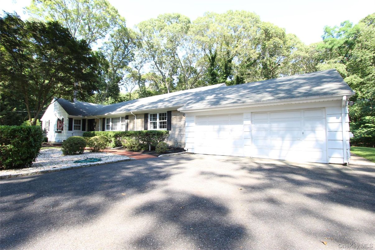 Attached, Exterior, Facade, Ranch