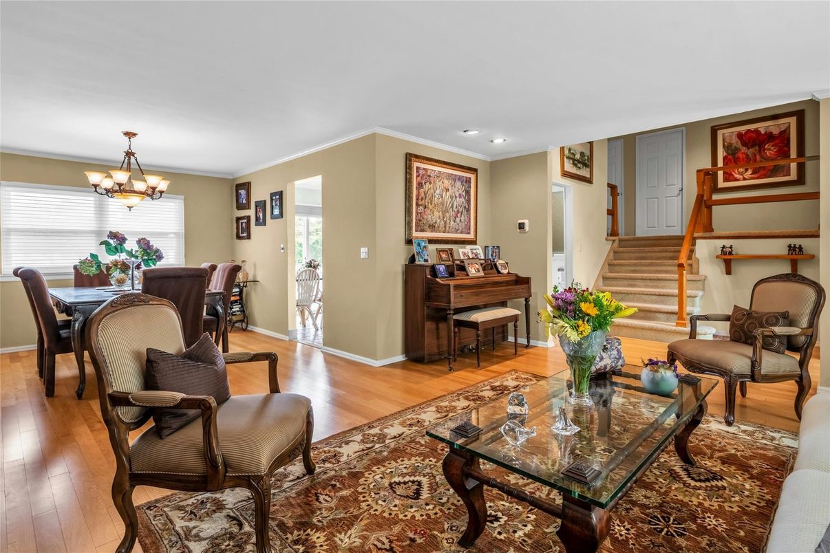 Chandelier, Dining room, Interior, Piano, Recessed Lighting, Wood Texture Flooring