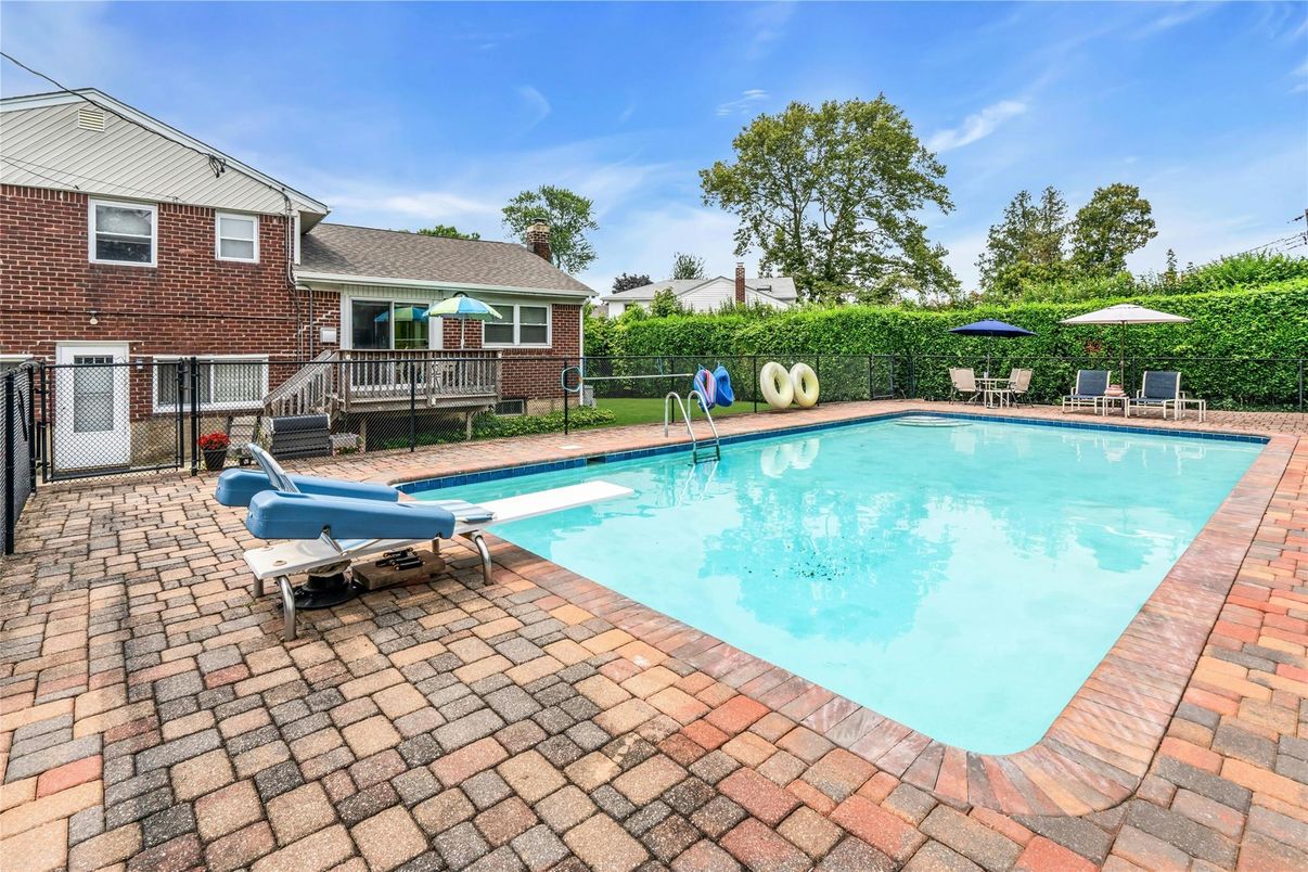 Exterior, Playground, Pool