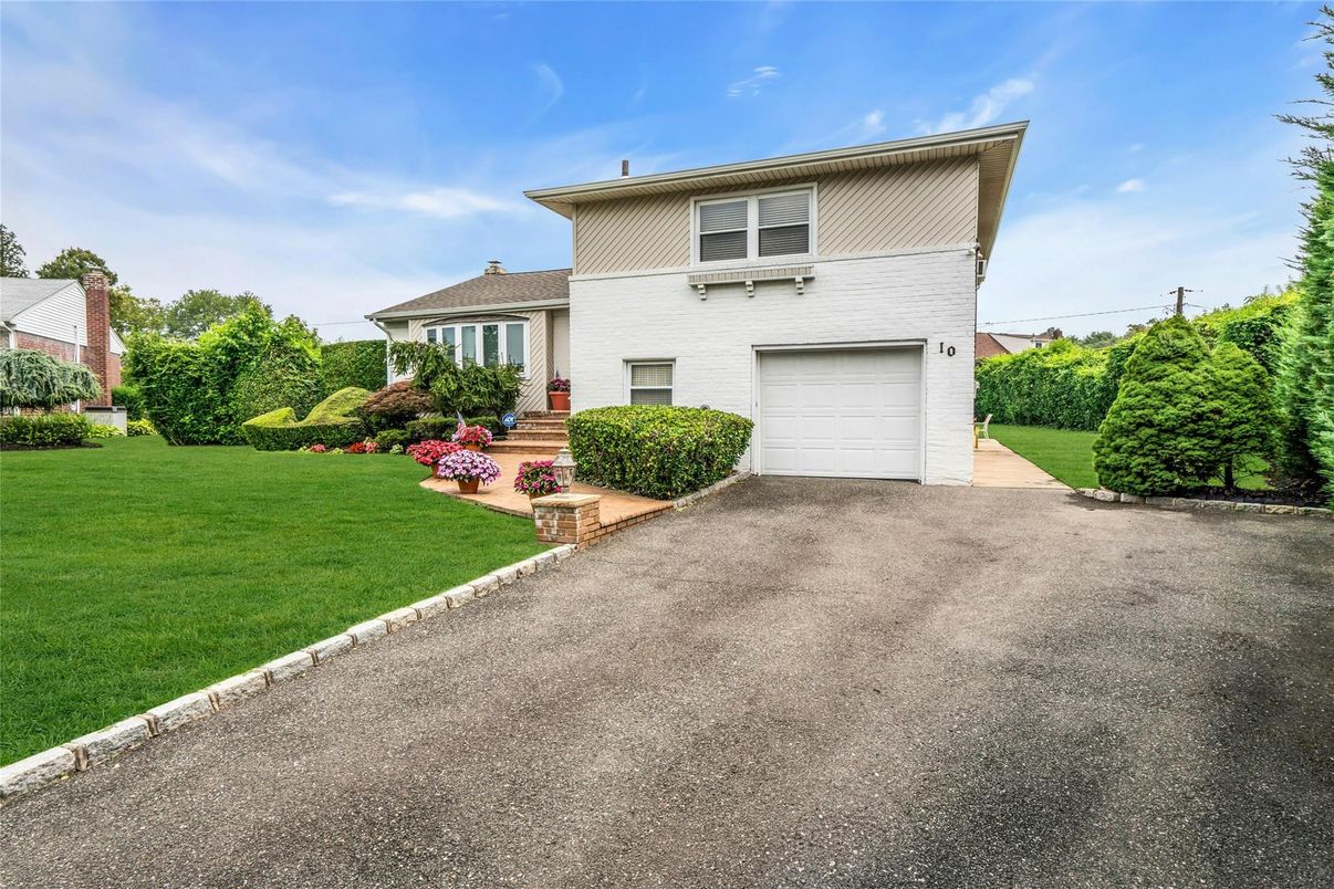 Attached, Exterior, Facade, Split Level