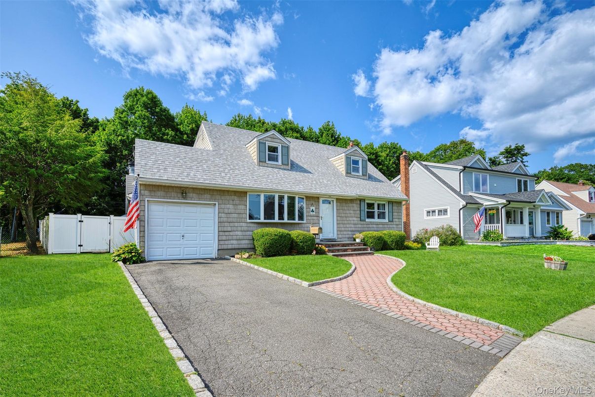 Attached, Exterior, Facade, Cape Cod