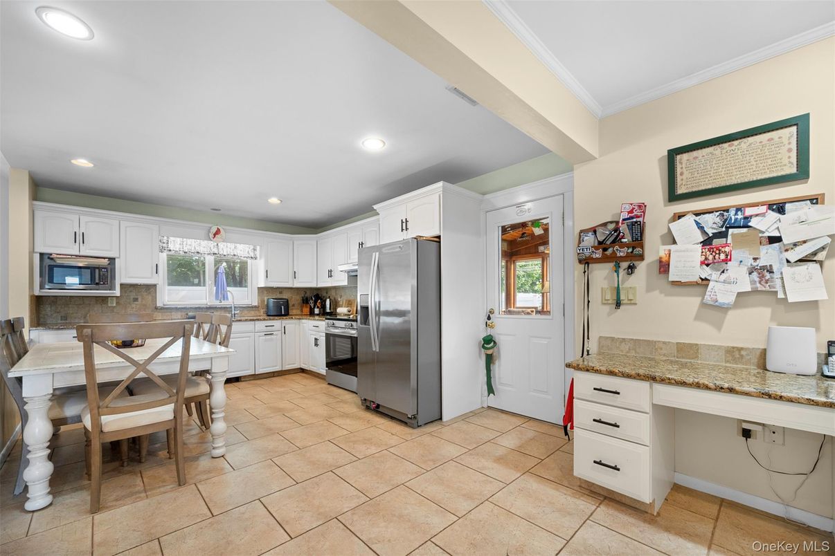Dining room, Interior, Kitchen, Recessed Lighting, Stainless Steel Appliances
