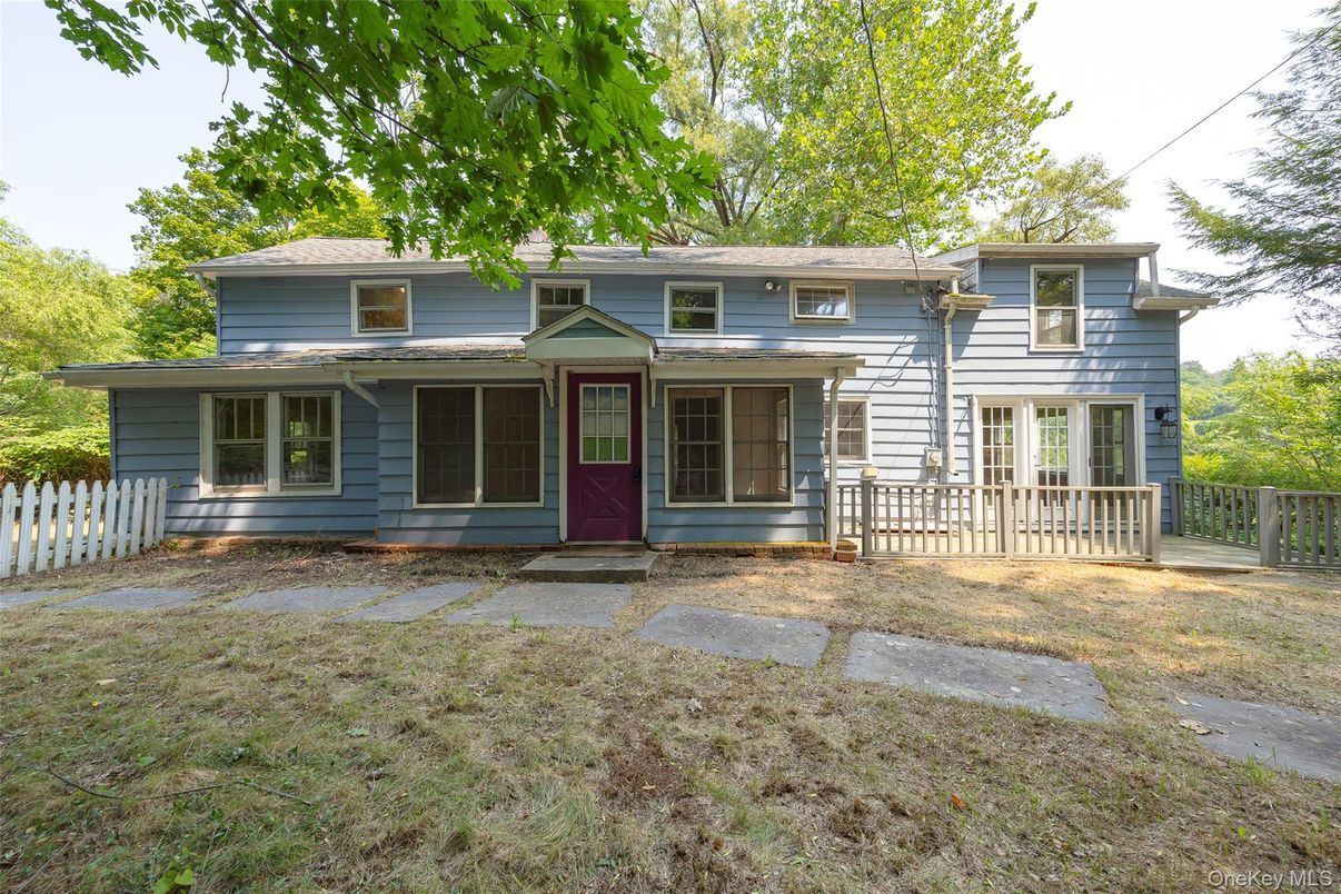 Exterior, Facade, Raised Ranch