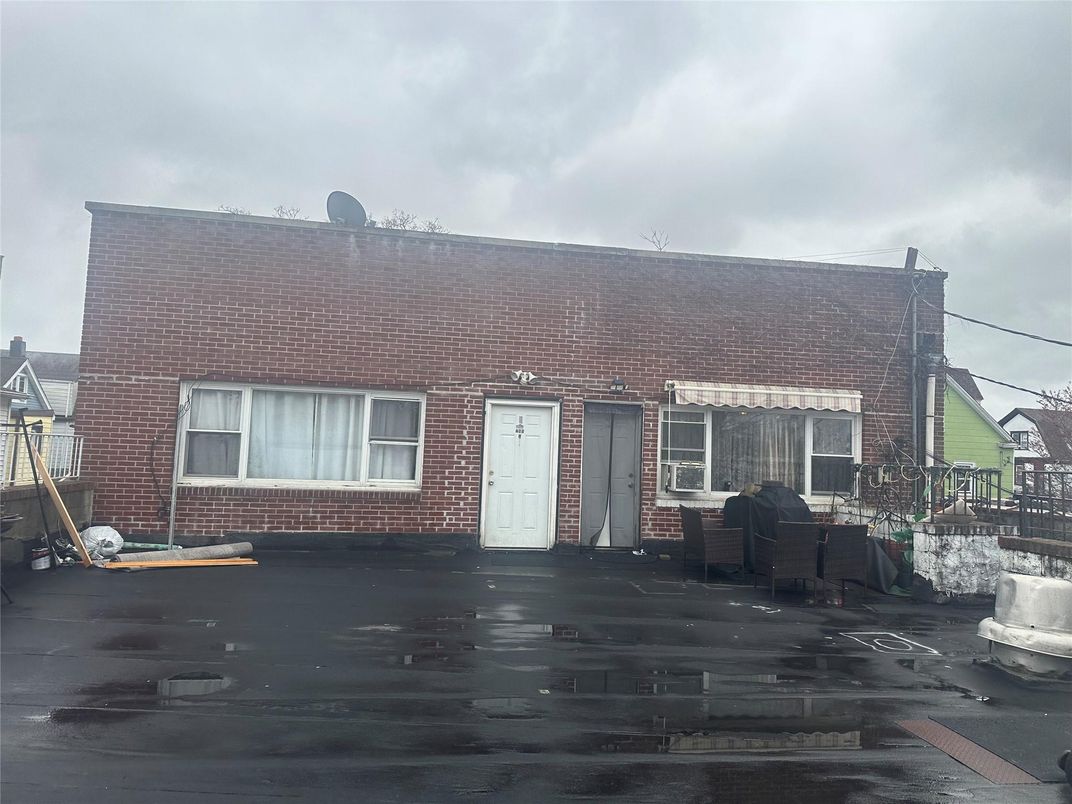 Exterior, Facade, Brick Facade, Cape Cod