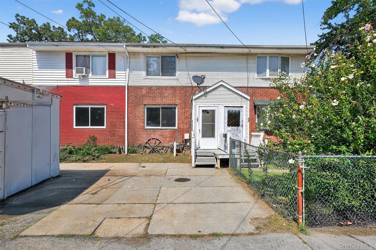 Exterior, Facade, Brick Facade, Raised Ranch