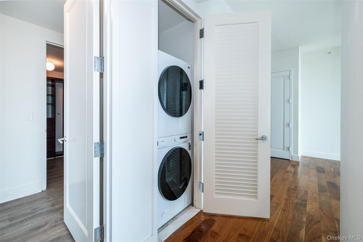 Interior, Utility Closets, Washer, Wood Texture Flooring