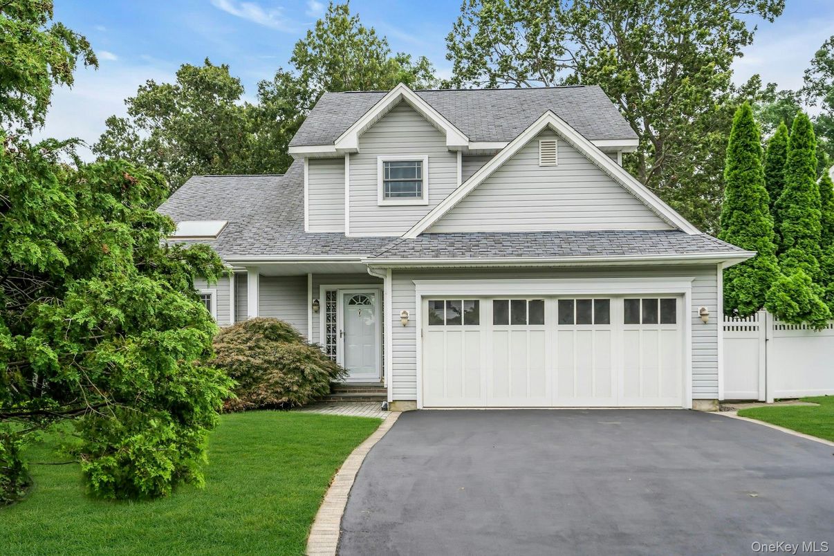 Attached, Exterior, Facade, Farmhouse