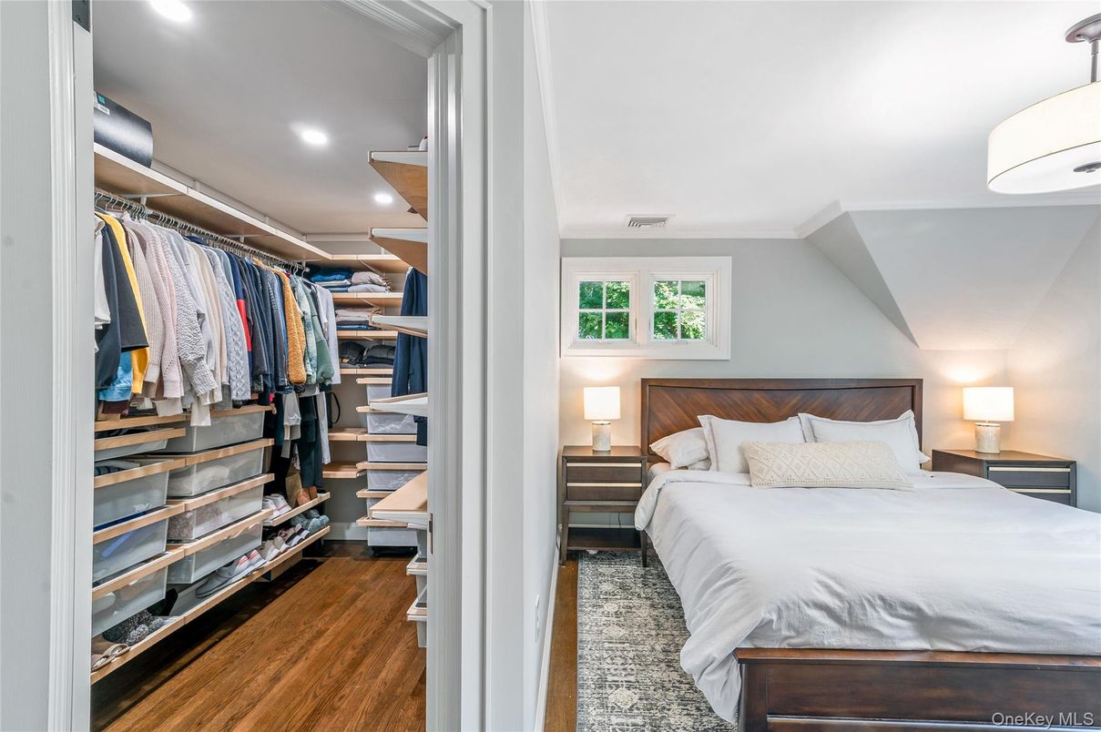 Bedroom, Interior, Recessed Lighting, Walk-in Closets, Wood Texture Flooring