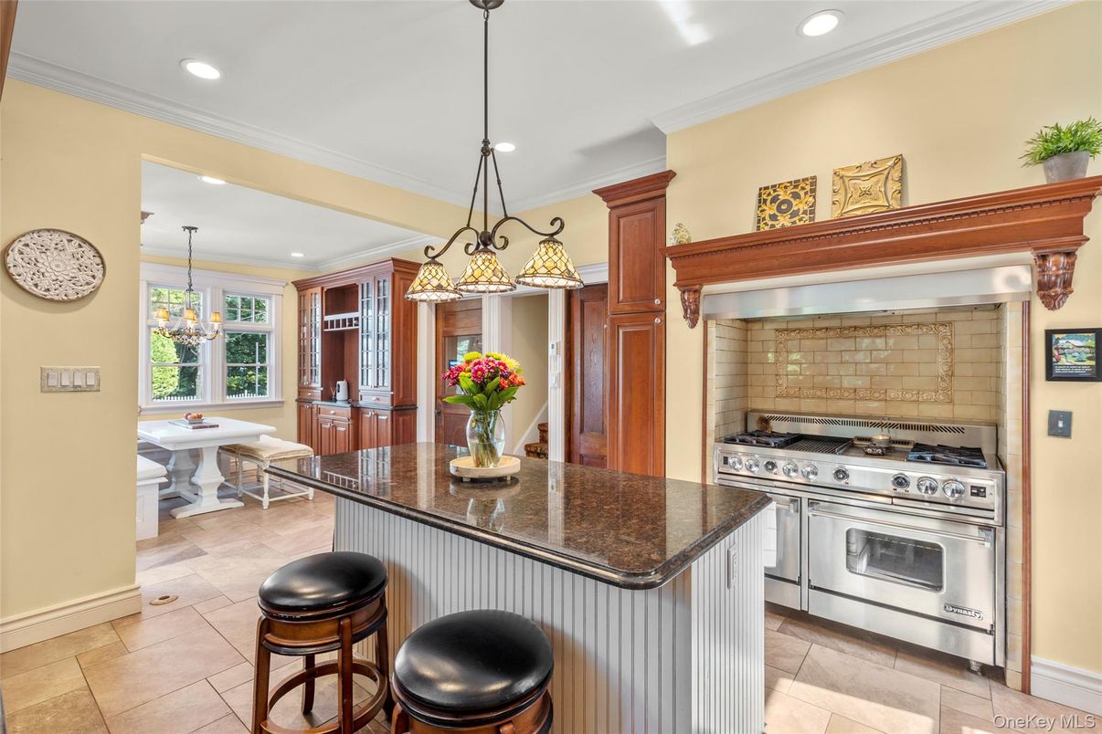 Chandelier, Dining room, Interior, Kitchen, Pendant Lights, Recessed Lighting, Stainless Steel Appliances