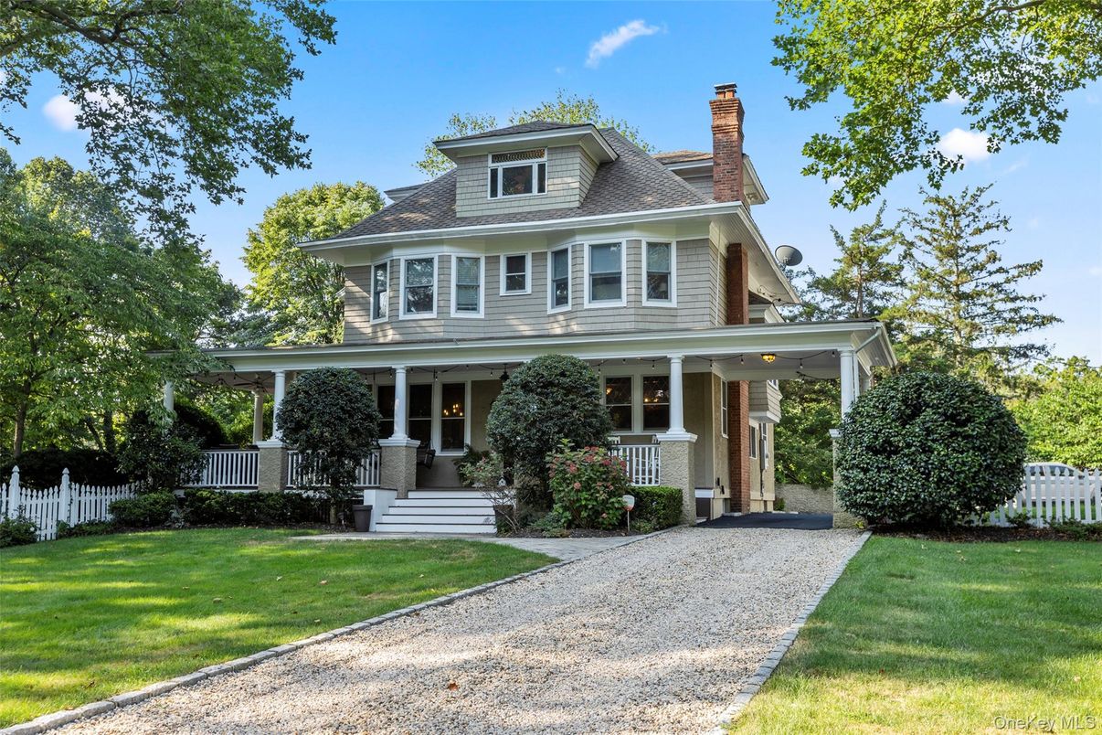 Exterior, Facade, American Foursquare