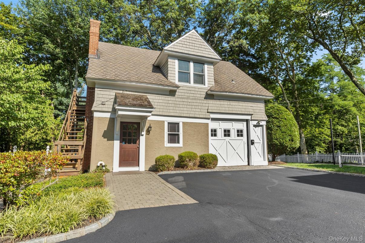 Attached, Exterior, Facade, Cape Cod