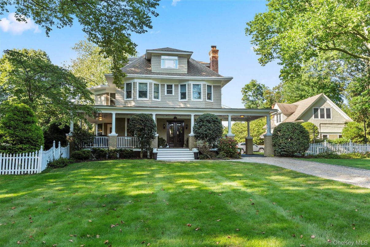 Exterior, Facade, American Foursquare