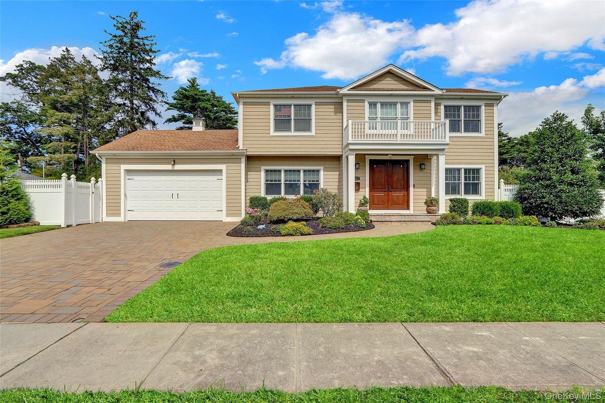 Attached, Exterior, Facade, Split Level