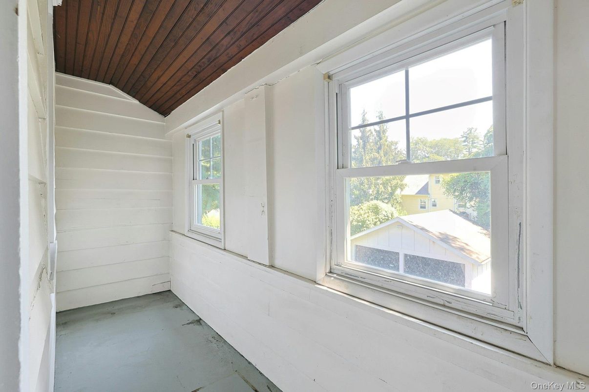 Empty room, Interior, Wooden Ceilings
